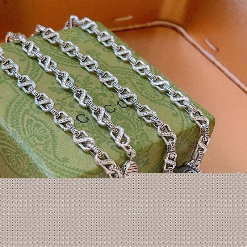 G*u*i necklaces
